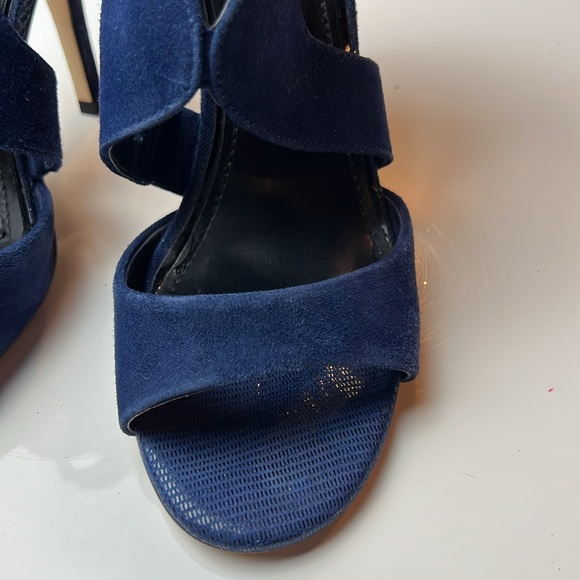 💙WHITE HOUSE BLACK MARKET BLUE VELVET ZIP UP BACK 4.5” HEELS SIZE 7 MEDIUM💙 - Picture 8 of 16